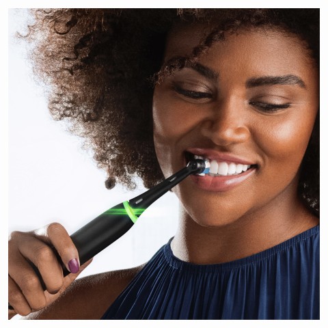 Oral-B iO Spazzolino Elettrico Ricaricabile 4S Nero, 1 Testina Di Ricambio, 1 Custodia Da Viaggio