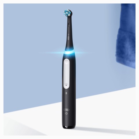 Oral-B iO Spazzolino Elettrico Ricaricabile 4S Nero, 1 Testina Di Ricambio, 1 Custodia Da Viaggio