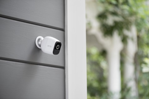 Arlo Pro Cubo Telecamera di sicurezza IP Interno e esterno 1280 x 720 Pixel Scrivania/Parete