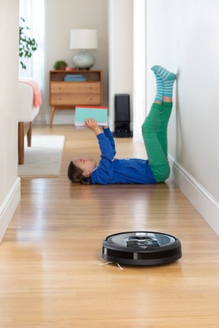 iRobot Roomba i7 aspirapolvere robot 0,4 L Senza sacchetto Nero