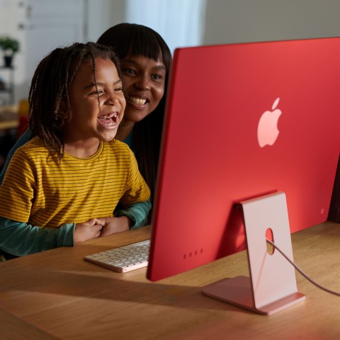 Apple iMac con Retina 24'' Display 4.5K M3 chip con 8‑core CPU e 10‑core GPU, 256GB SSD - Argento