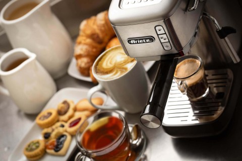 Ariete 1380 Macchina da caffè in metallo, compatibile con caffè in polvere e cialde ESE, 1300 W, Capacità 1,1 L, 15 bar di pressione, Filtro ½ tazze, Dispositivo Cappuccino, Silver